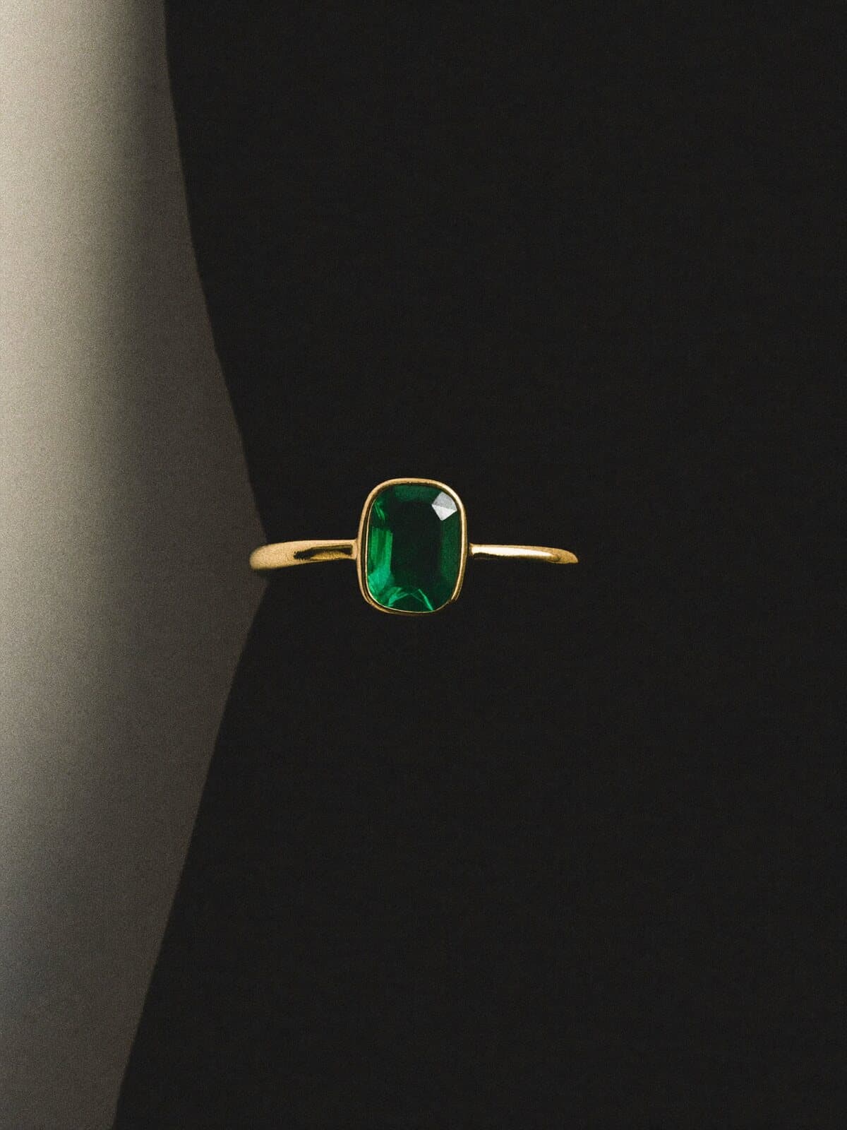 Meridian ring, emerald in yellow gold, on black velvet